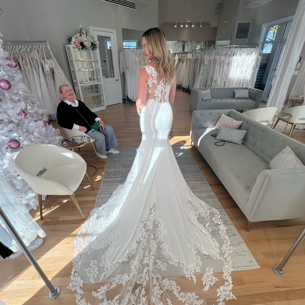 Elegant White Lace Wedding Dress